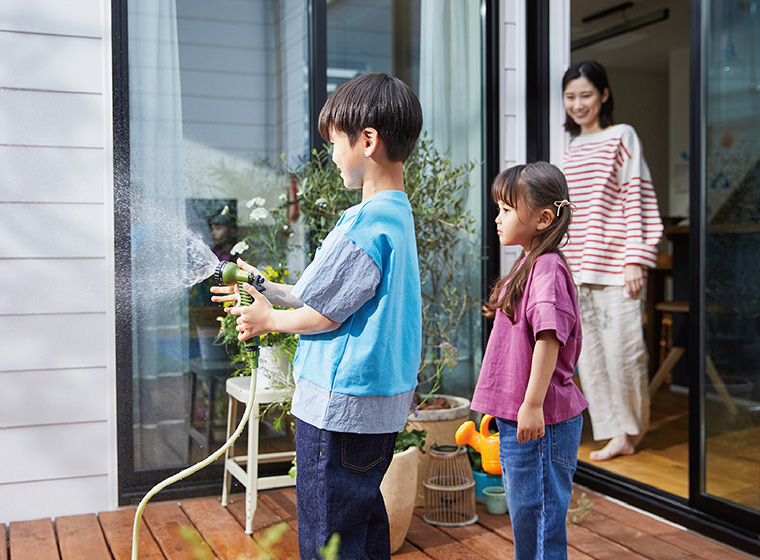 リビングとつながるウッドデッキ