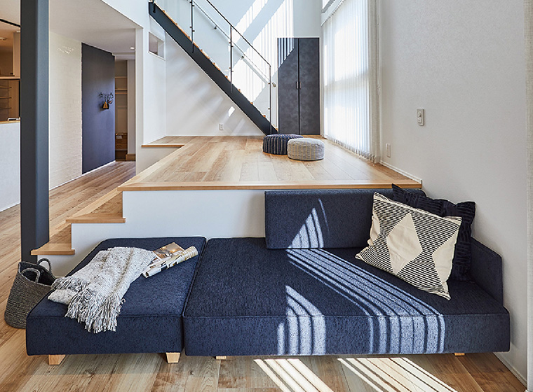 家族が思い思いの場所でゆるやかに つながるスキップフロアのあるリビング