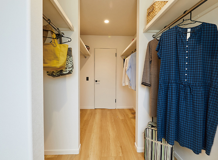 家族全員のものをまとめてしまえる収納スペース